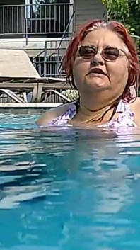 Enfermeira Vicki Modela Seu Novo Biquíni Por Piscina Mostra Você Então