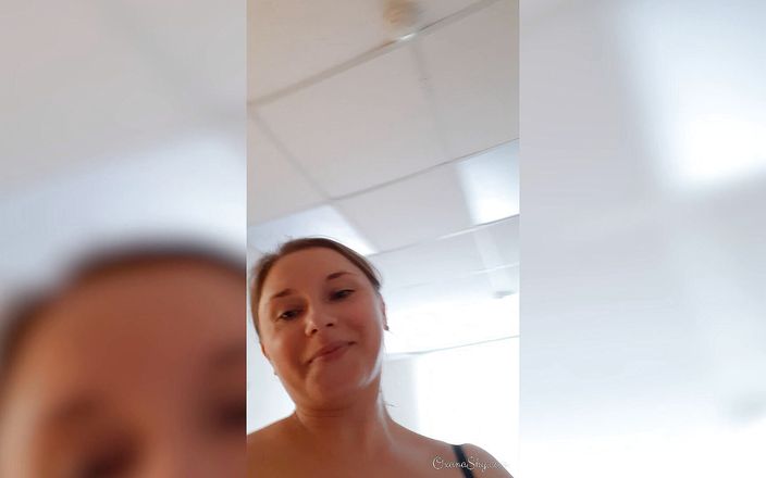 MILF Oxana: Secretaresse toont selfies op kantoor