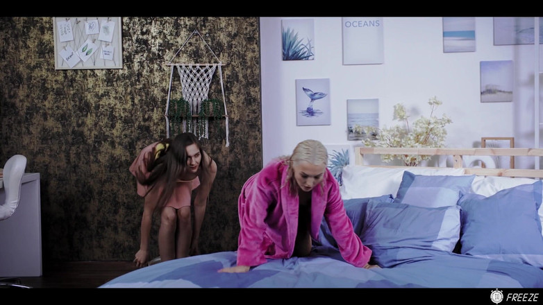 Freeze.xxx: Stacy Cruz se faufile chez Lovita Fate