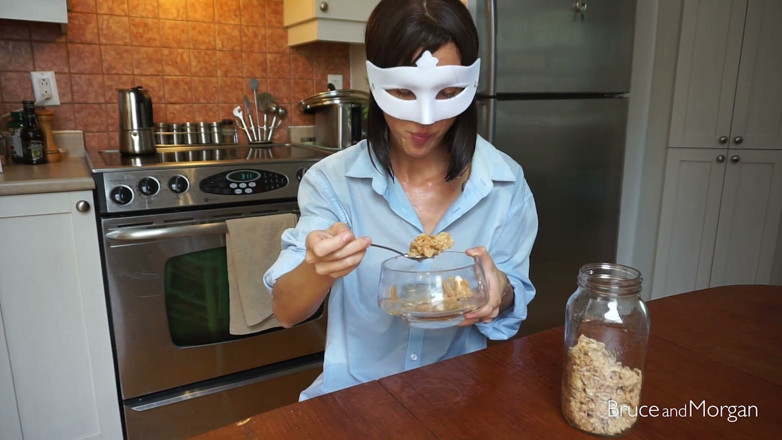 Bruce-and-Morgan: Una colazione completa - piscio e sborra!