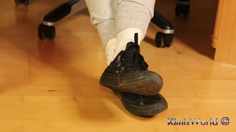 KimisWorld: Dirty White Socks &amp; Old Sneakers - Real Shoeplay