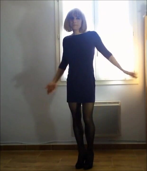 Faustine: Il travestito Faustine balla sensualmente.
