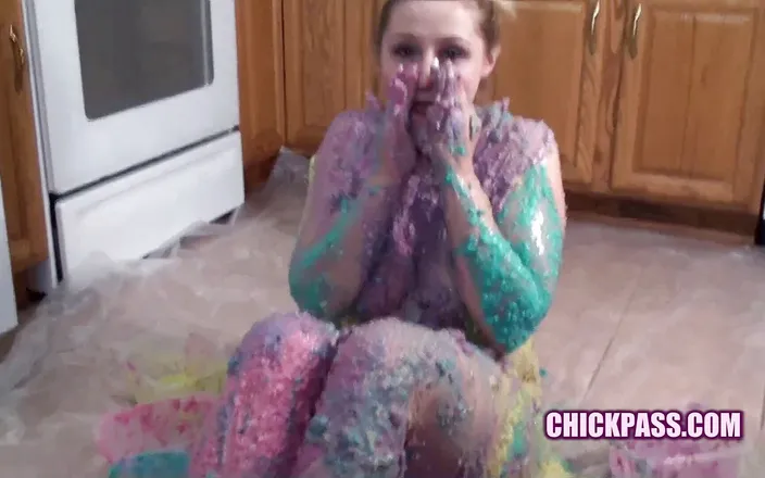 ChickPass Amateurs: Savanna Knight bathes herself in oatmeal