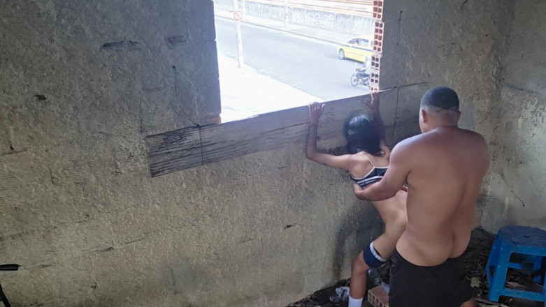 Bebes vagabundas: Młoda dziewczyna lubi patrzeć na ulicę