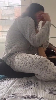 Sváže mě a pak se na mě podívá, aby měla orgasmus
