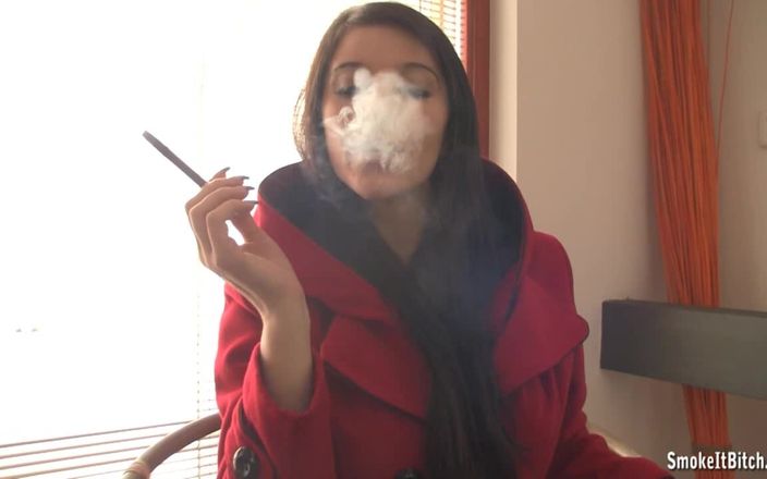 Smoke it bitch: Röd dam sexig rökare