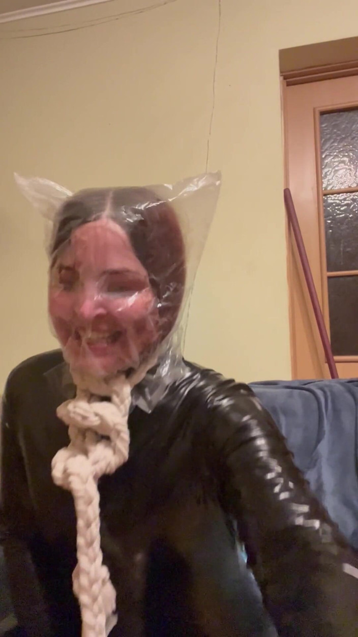 Elena917: 2 Latex-catsuits und 5 Minuten im Plastiksack