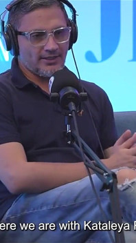 Naolejovaná Latinoameričanka s krásnými kozami Kataleya Ross Naskočí do vibrátorového stroje, dokud se neudělá! Juan Bustos Podcast