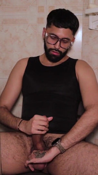 Camilo Brown intensamente pedrea su gran polla filmando semen varias veces y chorros en su camisa negra