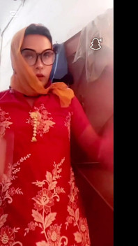 Sissy ở một mình dưới ảnh hưởng