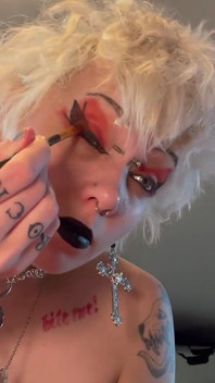Gotik kız glitterqueen1999 makyajını uygularken seni görmezden geliyor, siyah ruj, ruj fetişi fetişi yok sayma, aşağılama