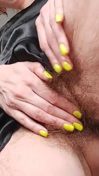 O mamă sexy rusoaică senzuală își masturbează pizda păroasă. Adoră-mi găurile delicioase! Ginnagg