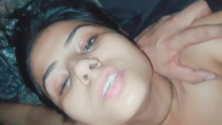 Hot Sis: Latika nói chuyện tục tĩu đầy đủ và đụ mạnh