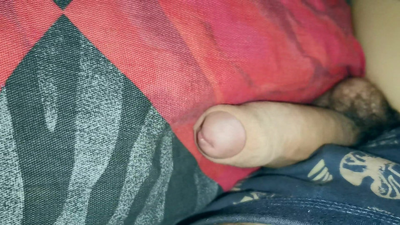 SEXY_GUYBEST: 一个大多汁的鸡巴在枕头上流动和摩擦，很快就会有力地射精！