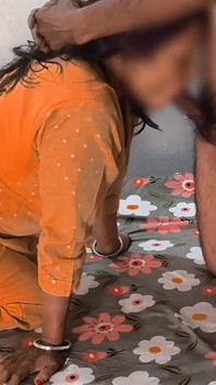 Gorąca Desi MILF zerżnięta w pieska podczas brania w hinduskim domowej roboty wideo