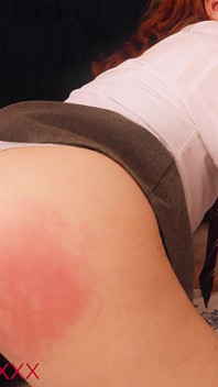 Studentin victoria wird von MILf Ruby roh versohlt
