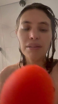 Per favore non mi dici quelle cose, mi tocco il cazzo come mi ordini.