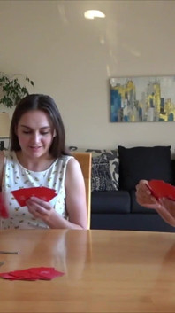 Strip lepeltjes kaartspel met twee enthousiaste spelers
