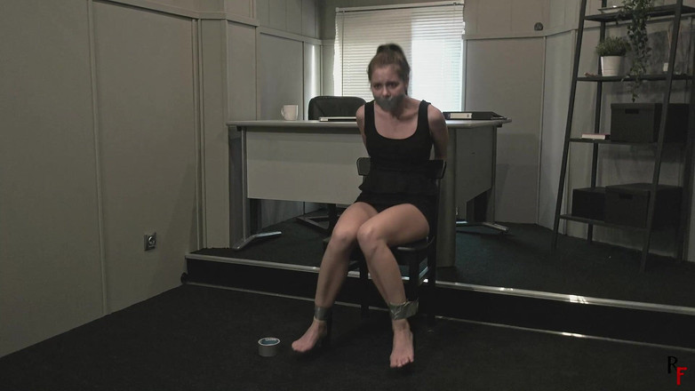 RF studio: Leya essaye l’auto-bondage et va trop loin