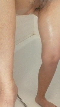 Moglie sexy si rade i capelli della figa.