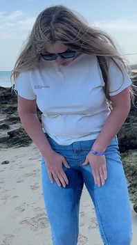 Kencing di celana jins ketat di pantai