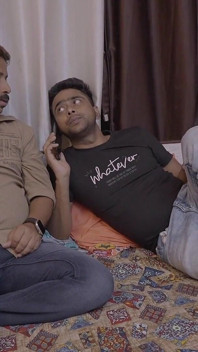 美しいインドの女の子たち、二人の男の子のペニスを見て射精し始めた