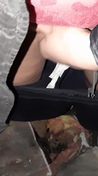 Ne masturbăm într-o colibă, astfel încât nimeni să nu știe că suntem lesbiene