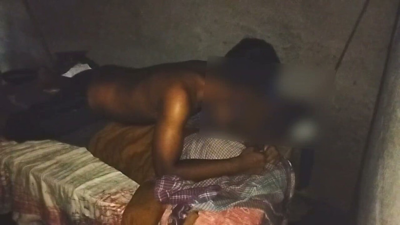 Desi Tits: Il ragazzo muscoloso della palestra si masturba da solo scopando...