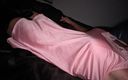 Sissy panty boy: Travesti mariquita de lencería corrida en camisón de satén rosa...