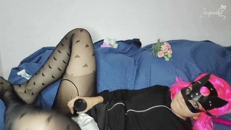 BigBoobCat: Toket besarku digodain sambil pakai topeng kecilku