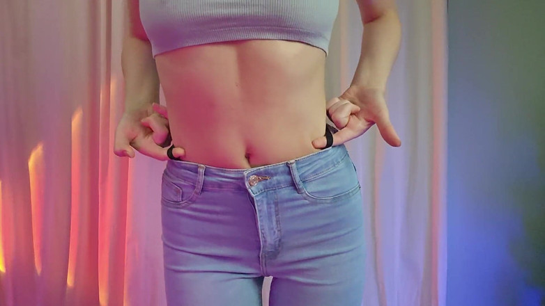 petitesubkitten: Ruiva striptease fora de jeans magros