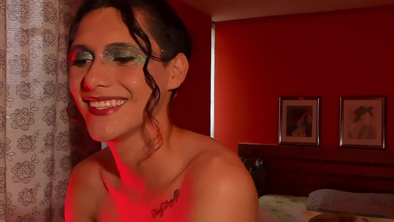 Artesensual: 灿烂的女郎，她美丽的脸庞和娇嫩的身体，她的化妆使她看起来像一个女神