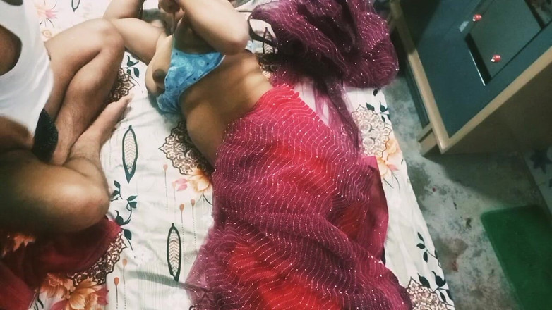 Manjushukla: Красивая индийская бхабхи в красном цвете Сари.