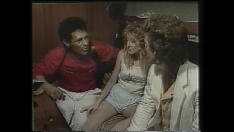 Vintage megastore: Двойное проникновение и камшот на задницу для фантастической винтажной милфы с волосатой киской