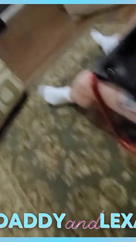 Shemale jezdí na muži bez sedla pomocí šukacího sedadla s creampie