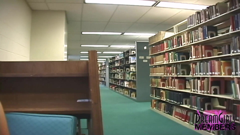 Dream Girls: Plassen en dan naakt in een universiteitsbibliotheek