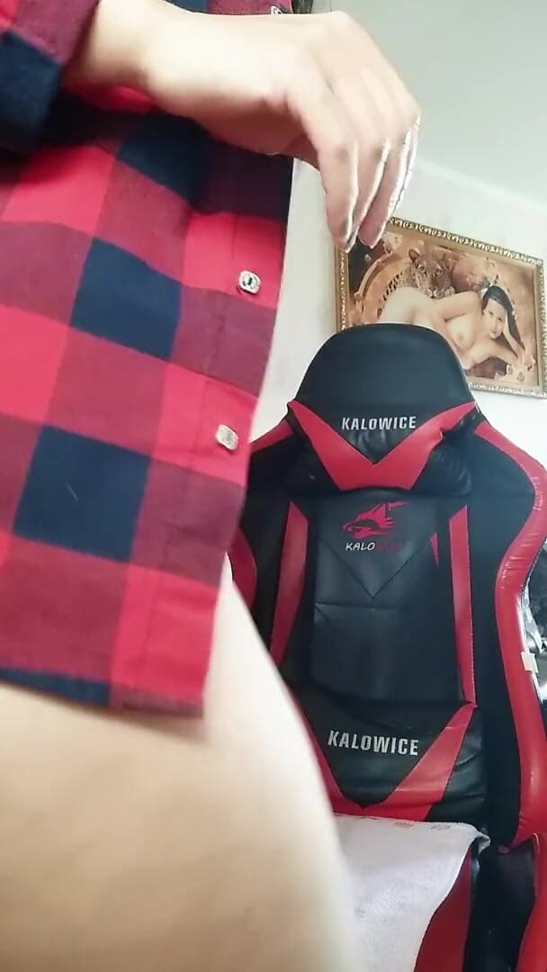 KristinaSlut: Streamer russo faz um show de esguicho para seus peitos...