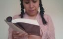 Maria Luna Mex: Mexicaanse studente probeert haar literatuur huiswerk te lezen met een...