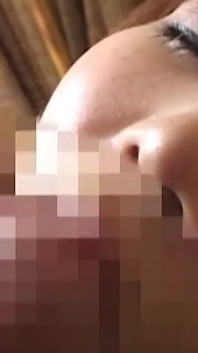 Junge vollbusige asiatische ehefrau verschlingt den harten schwanz des liebhabers