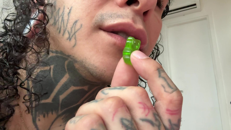 Dyavol: Olbrzymi Deminio pożera żelki Ostos