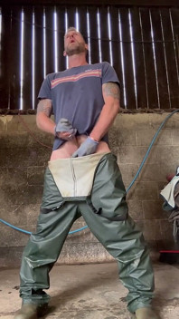 Agricultor punheta em equipamento de trabalho sujo