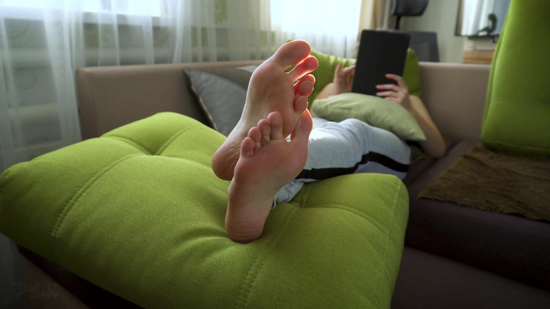 Teasecombo 4K: Gorąca dziewczyna drażni jej seksowne stopy prawdziwe amatorskie domowe