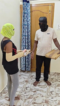 Cowok pengantar barang ngentot sama gadis kesepian