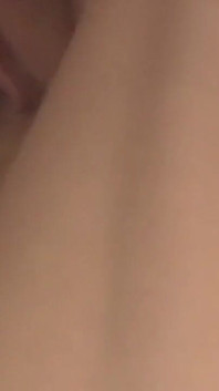 Gagica brunetă explodează cu orgasm cu ejaculare de la lins intens și cu degetul