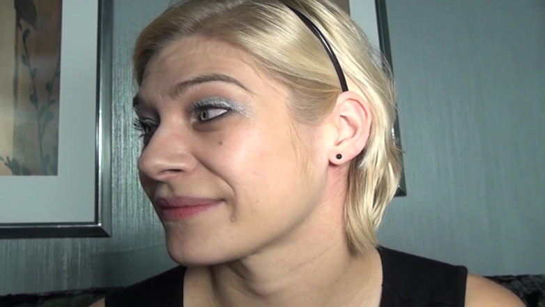 Deutscher hardcore: Hot German babe enjoys threesome with bisexual dudes