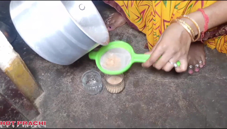 Hot prachi: Prachi Apne Dudh Ka Chai Banake Sasur Ji Ko Piladiya