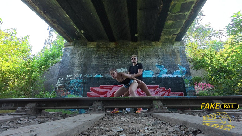 Fake Rail: Alice Maze, Faux Rail. Draguer Et Baiser À La Gare