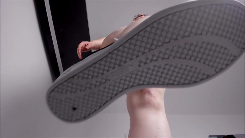 Sally Secret: Nové kopáky jsou na šlapání! (ponížení)