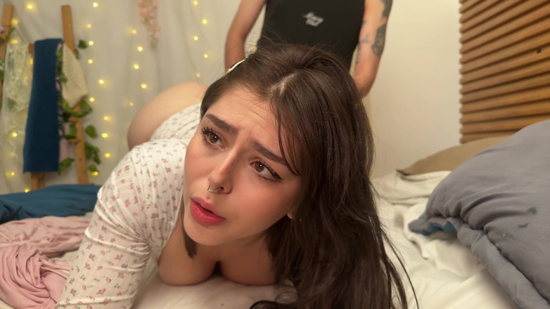 DaliaMorgan: 継父は継娘にベッドを共有するよう頼み、二人は熱いセックスをします