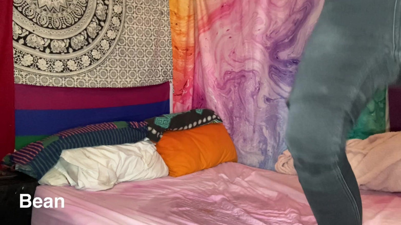 Alice Bean: Pisì sul letto in abiti